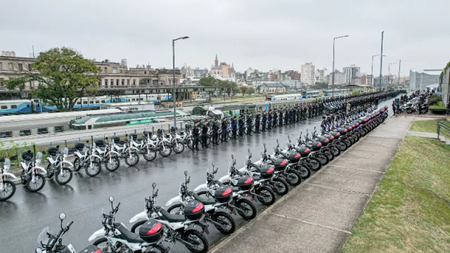 Fuerte respaldo de Llaryora a la Fuerza Policial: “Tienen un gobierno que los respeta y que sabe que se juegan la vida”