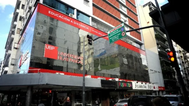 El moderno edificio de UBP está ubicado en Rodríguez Peña 1085. (esquina Santa Fe)