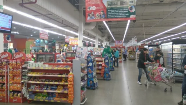 Sobre cómo organizan las colas los distintos hipermercados, opina