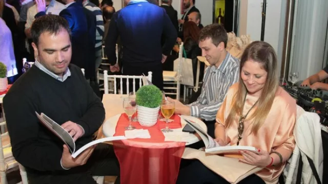 El equipo de Dicsys hojeando El Libro de los Negocios 2016, donde ellos también fueron protagonistas.