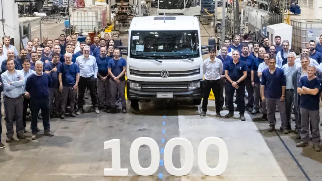 En Córdoba se hacen motos, autos, camionetas y… ¡camiones y buses! VW llegó a las 1.000 unidades made in Córdoba