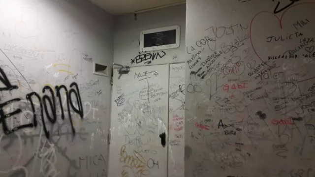 No es una pintada, ni dos... son decenas de grafitis decorando las escaleras.