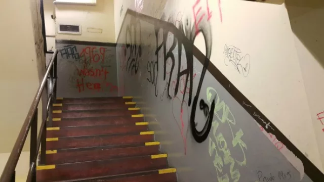 ¿Los gerentes del Olmos nunca usarán las escaleras? (¿O habrán sumado su nombre a la pared?)
