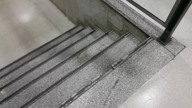 Algunas desidias en el mantenimiento empiezan a afectar zonas de tránsito sensible.