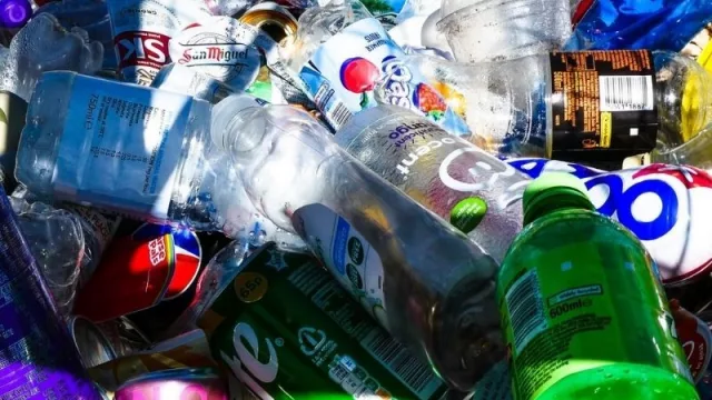 ¡No tires esa botella de plástico! Ahora se puede convertir en soporte ecológico para tu notebook (la UNC y BioCor harán y entregarán 500 soportes) 