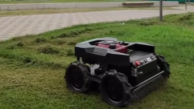 En un pueblo del interior cordobés, sumaron un robot para el mantenimiento de espacios verdes