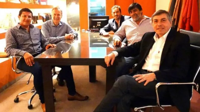 Gustavo Arce y Juan Schiaretti de un lado de la mesa, en las oficinas de Agustino. Del otro, al frente, el ministro de Gobierno Carlos Massei (foto Facebook Gustavo Arce Agustino).