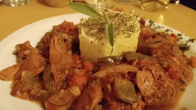 Lo de Acevedo, el restaurante que te hace disfrutar del pueblo Los Reartes (a través de sus comidas, paredes de adobe, historia y música)