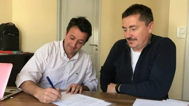 Alfredo Guelfi, director de InfoNegocios Uruguay, rubrica el contrato por otros 5 años con Íñigo Biain, fundador de InfoNegocios.