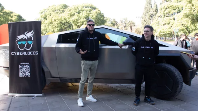¿Sabías que una Cybertruck llega a Córdoba? De la mano de Cyberlocos, dos amigos que recorren el mundo (y buscan batir un récord Guinness)