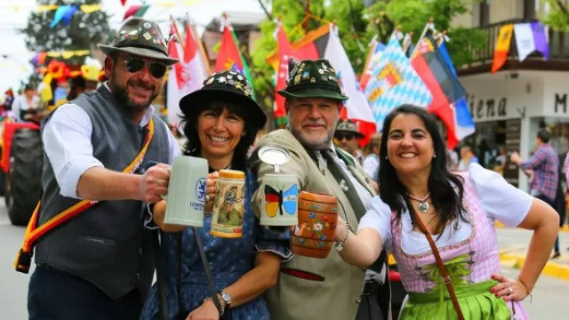 El intendente de Villa General Belgrano Sergio Favot celebra el estreno del Bosque Cervecero.