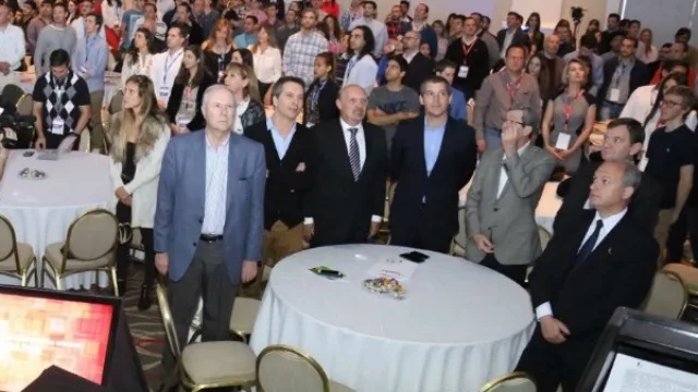 Boom emprendedor: gente parada para ver las charlas de Fundación E+E (750 personas en el Sheraton)