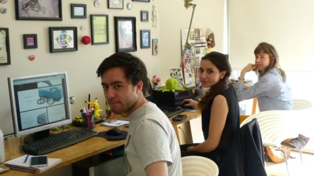 (De izq a der) Hernán (programador web), Maia (social media manager) y Ceci (diseñadora).