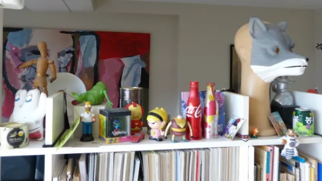 En la oficina se puede encontrar mucho arte y un sin número de libros y muñecos de colección.