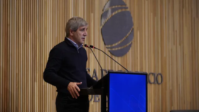 Luis Caputo y un mensaje a los empresarios: hay que empezar a ganar más por “q” que por “p” (a los ciudadanos: “siéntanse libres de usar su dinero”)