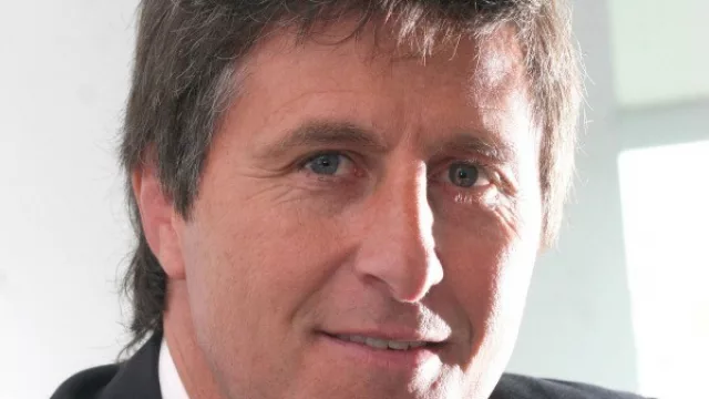 Sura empieza a pisar fuerte en el mercado asegurador (trae Autos Sura, una suerte de Automóvil Club)