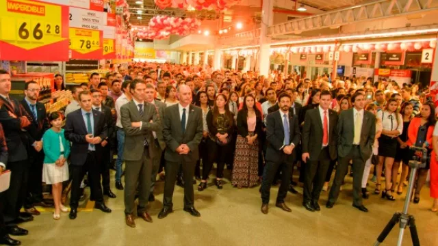 Para la apertura fueron invitados especiales decenas de clientes, en su mayoría almaceneros locales.