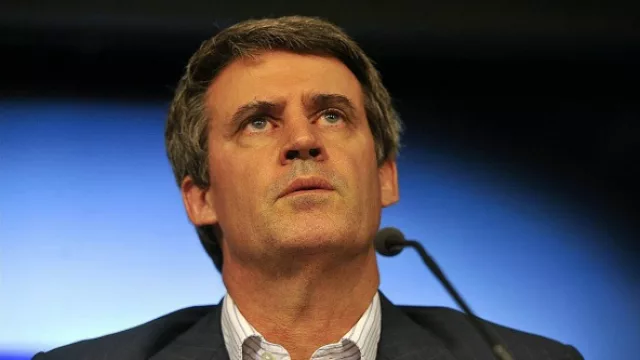 Por lo hecho en estos primeros 9 meses de gestión,  ¿vos crees que el desempeño de Alfonso Prat-Gay ha sido…?