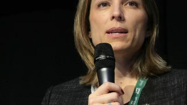 Isela en Córdoba: “Podemos tener una empresa que no pierda plata” (rojo de US$ 300 millones este año)