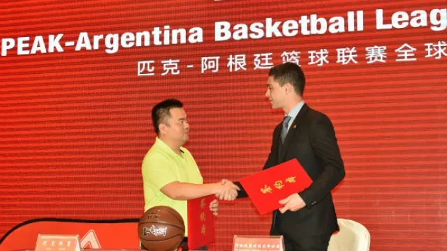 Directivo de Peak y Squetino rubrican el acuerdo de patrocinio.