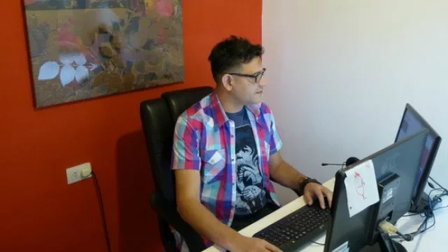 Leo Baraldi, director de operaciones, es diseñador gráfico y fue director académico de la carrera de diseño en Aguas de la Cañada.