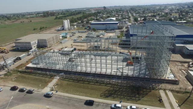 La cámara de la fábrica de helados de Grido, un prisma de 36 metros de alto con una base de concreto de 3000m2. 