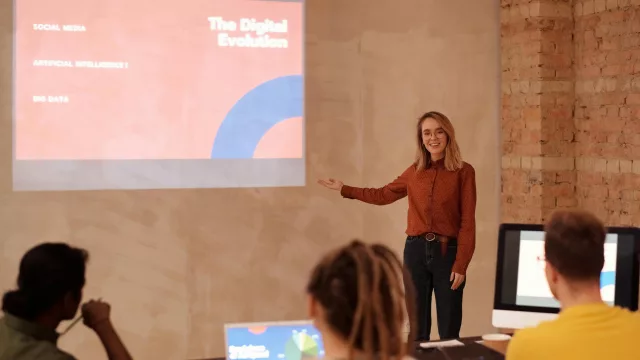 Nuevas habilidades para un mercado laboral cambiante: la importancia de la formación empresarial y la adaptación profesional