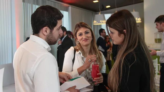Los chicas de Nexo Group se ponen al día con la gente de MET Medicina Privada.