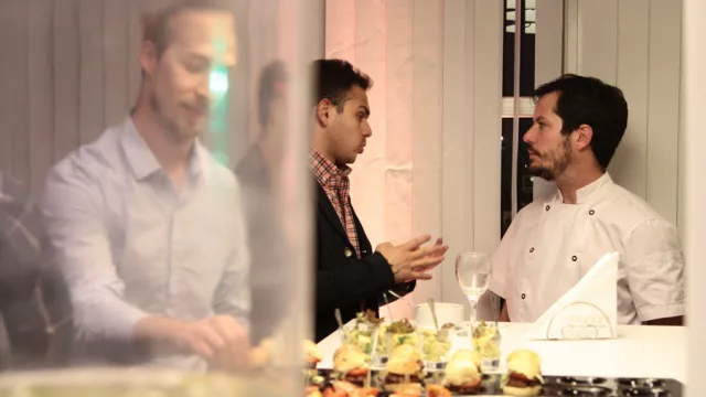 Augusto Morero (GAMA) y el Cheff Martín Mariani aprovechan para contarse secretos culinarios.