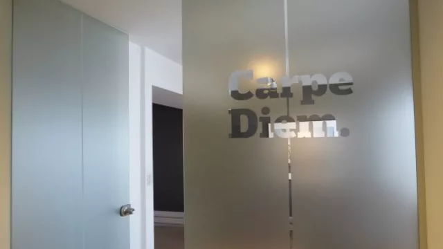 Carpe Diem, que significa toma el día o aprovecha el momento.