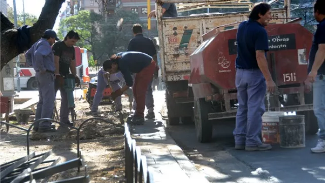Reparan veredas y canteros en el centro de la ciudad