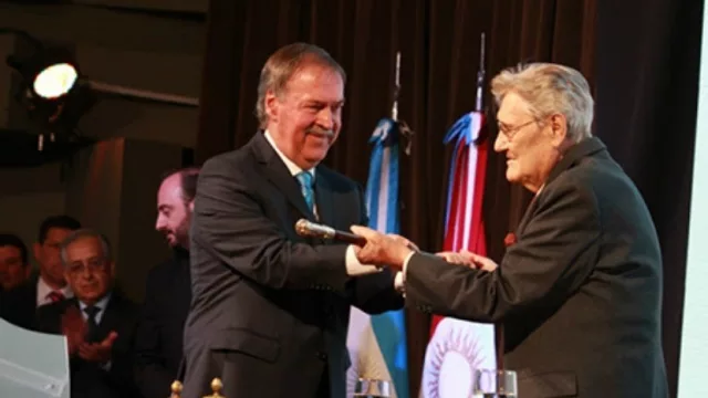 ¿Estamos listos para digerir esta foto? Schiaretti le dio a Angeloz un bastón de mando