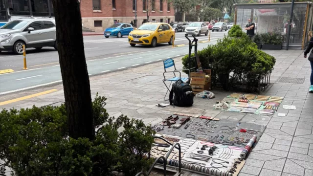 La Yrigoyen plagada de “manteros”: qué venden en la arteria top de Nueva Córdoba (peluche de capibara incluído, claro)