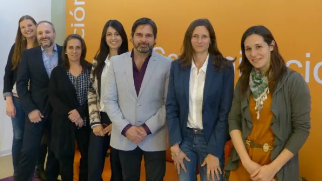 Parte del equipo trabaja fuera de la oficina, y algunos días de la semana están en las oficinas de los clientes.