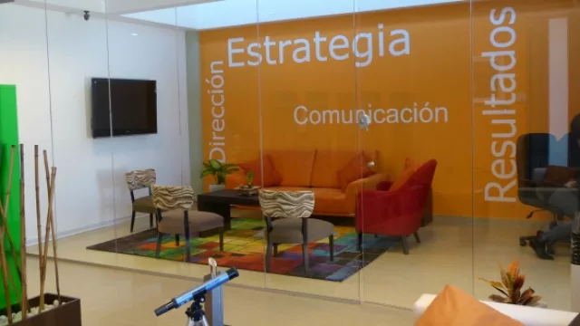 La oficina está recién estrenada y el color naranja predomina en la decoración, porque irradia energía, nos comentan.