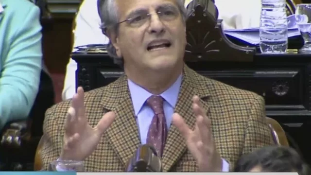 Legislador nacional por Salta propone prohibir la renovación automática de tarjetas de crédito