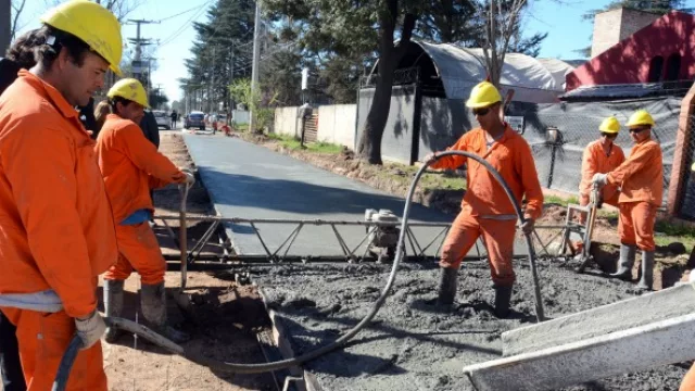 Se ejecuta obra de pavimentación en barrio Los Boulevares