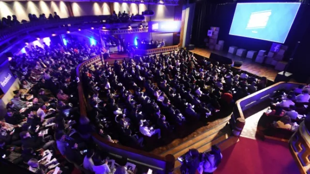 El Teatro del hotel La Cañada estuvo colmado y se habilitó otra sala donde se proyectaba la conferencia.