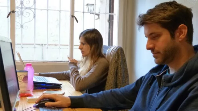 A los chicos les cuesta mucho ponerse de acuerdo con la música de la oficina.