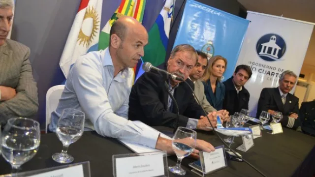 Guillermo Dietrich junto al gobernador Juan Schiaretti en el acto inaugural del vuelo AEP - RCU – COR.