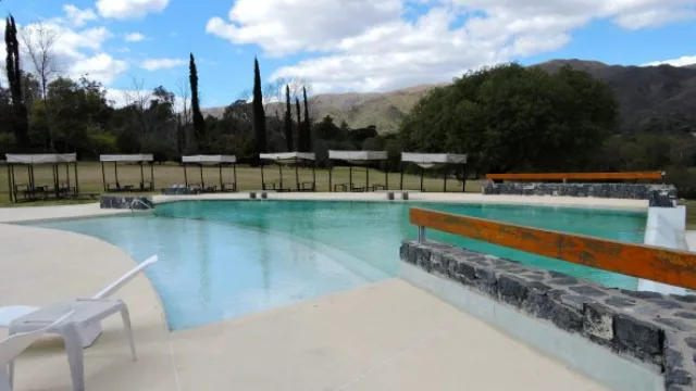 Pileta externa y solarium.