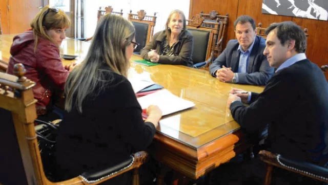 7 familias recibieron escrituras de viviendas tras la firma del Intendente