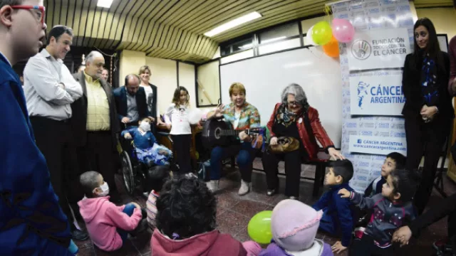 Entrega de juguetes a niños pacientes de Oncología del Hospital Infantil