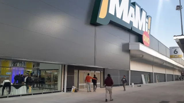 Fachada del nuevo super MaMi Dino en Colonia Caroya de 9.500 m2.