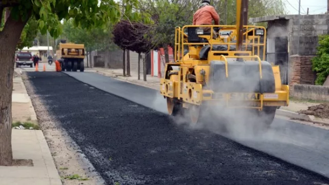 Pavimentan calles en San Roque y sigue la recuperación de la red vial y cloacal
