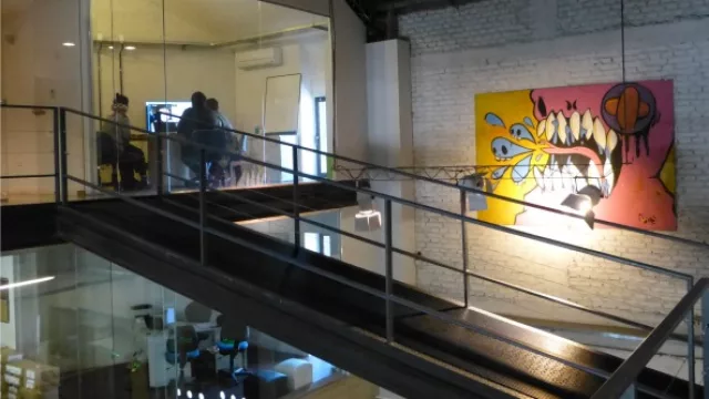 El imponente espacio donde se ubica la agencia anteriormente era un supermercado.