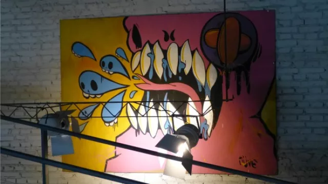 Las obras que decoran las paredes son creaciones que realizaron distintos artistas en una reunión de fin de año de la agencia.