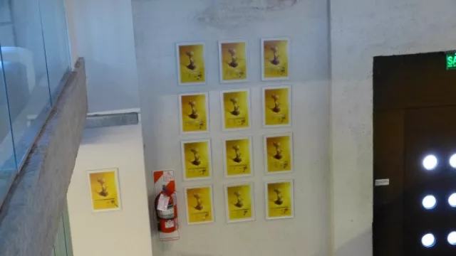 Algunos de los galardones obtenidos en el FePI están expuestos en la recepción de la agencia.