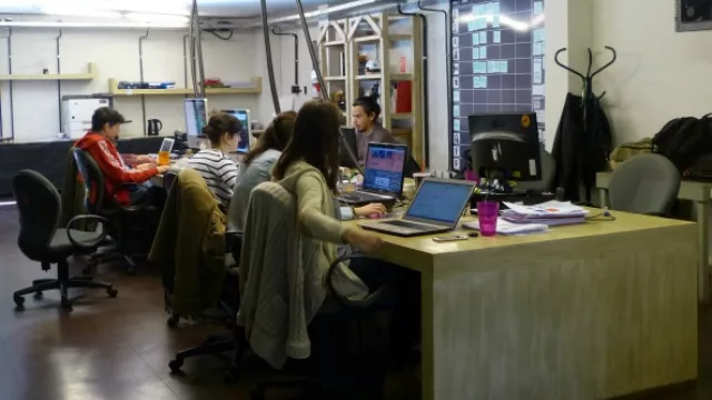 En la planta baja del edificio trabajan la mayoría de los empleados.