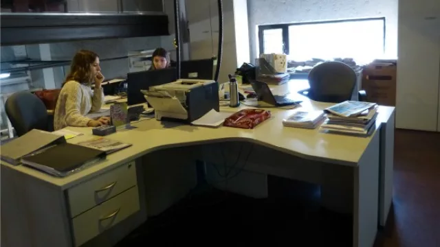 El alto edificio se divide en distintos niveles donde se alojan las oficinas.